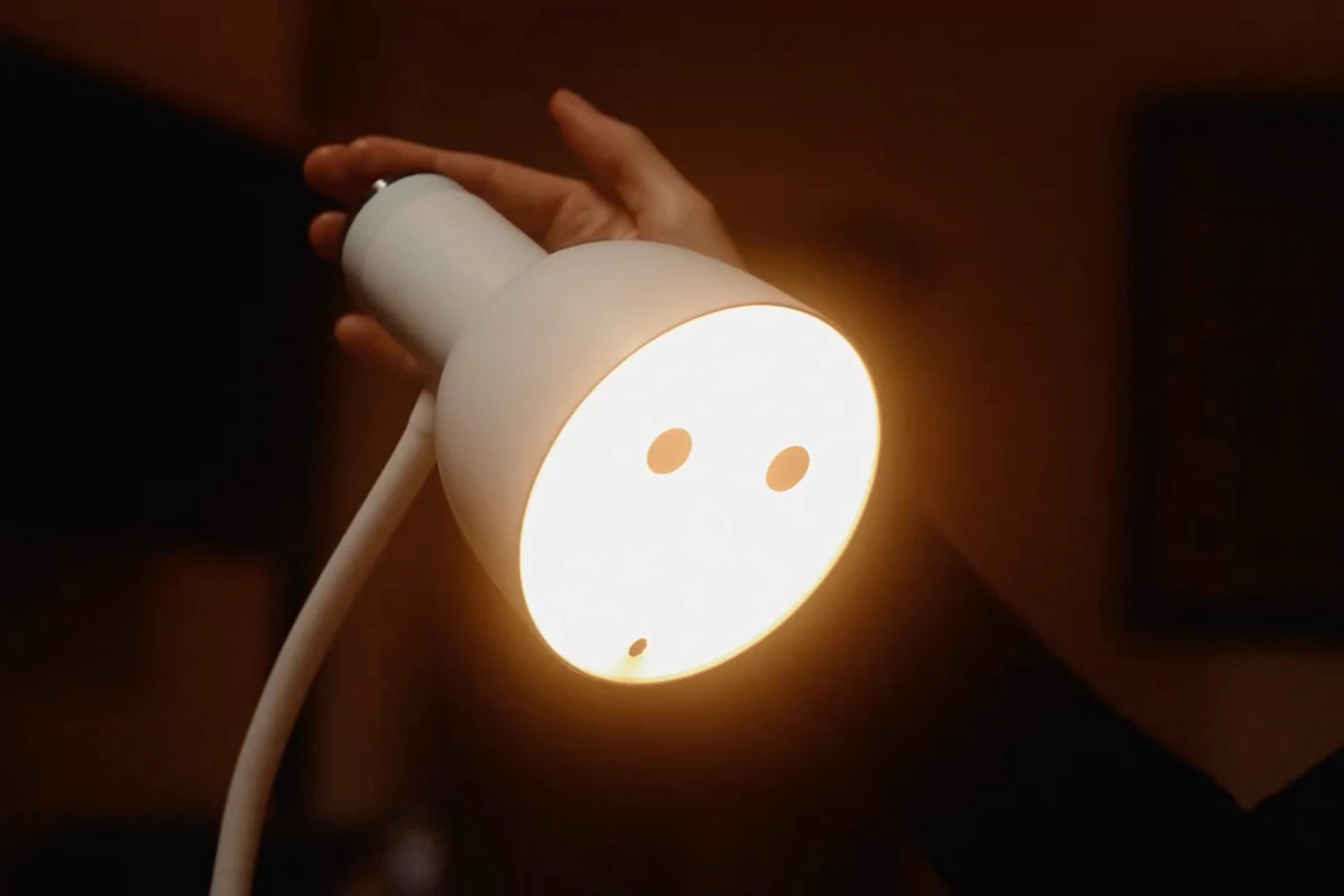 Users control the Pino Lamp via an app or a touch-sensitive pad