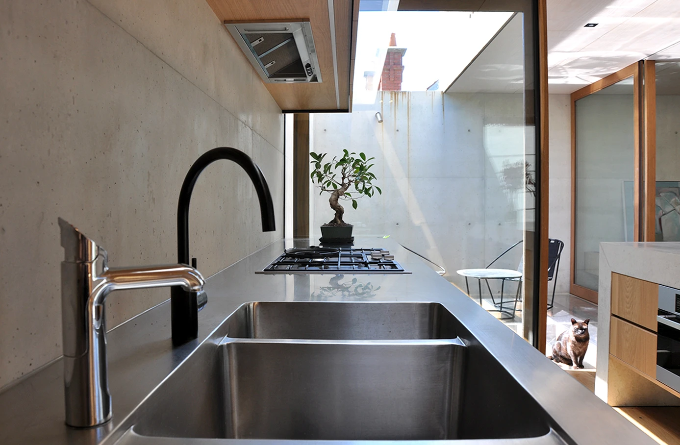 The Beach Avenue home's roomy kitchen kitchen (Photo: Edoardo Campanale for Gizmag)