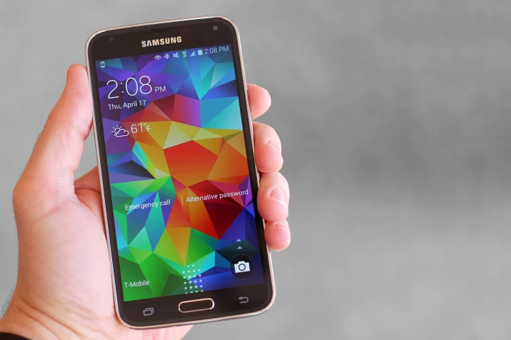 Gizmag reviews the Samsung Galaxy S5, one of the best smartphones of 2014