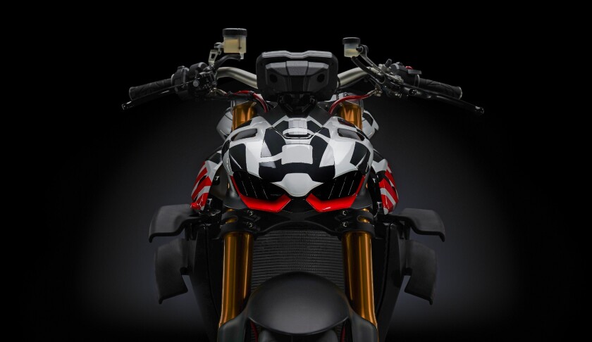 No matter how much Ducati is trying to obscure the Streetfighter V4 prototype's lines, the family resemblance with the Panigale's nose is evident