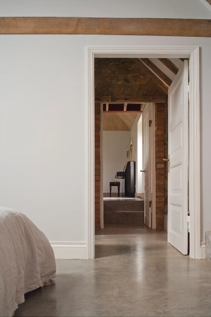 The interior measures a total floorspace of 213 sq m (2,292 sq ft)