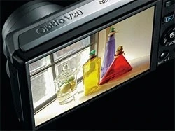 The LCD monitor has a wide viewing angle of 170 degrees from all directions, making it easy to confirm images, even when looking at the screen diagonally.