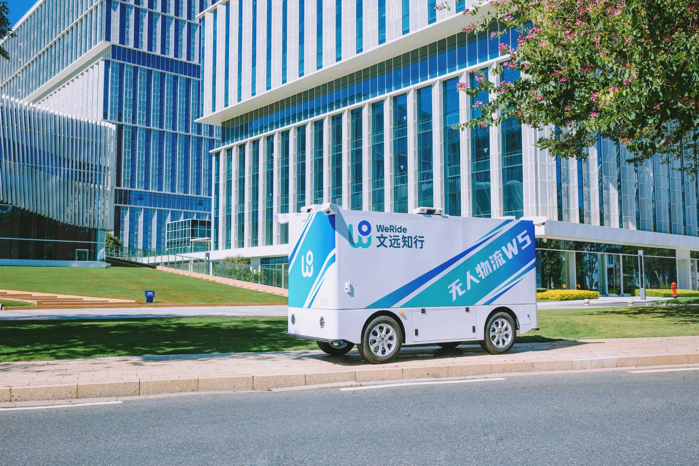 The Robovan W5 electric delivery vehicle can initiate overtaking maneuvers, dynamic obstacle avoidance, adjust speed for inclines, and dock or park as needed