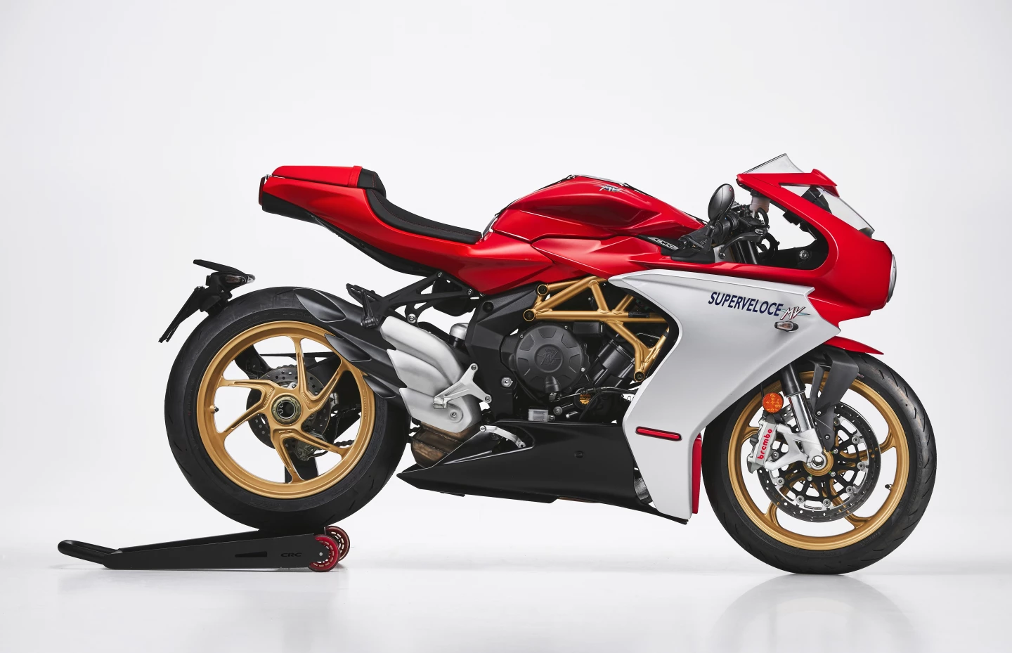 The combination of Ago Red and Ago Silver on the 2021 Superveloce is MV Agusta's signature color scheme, tracing its roots back to the glory days of Giacomo Agostini