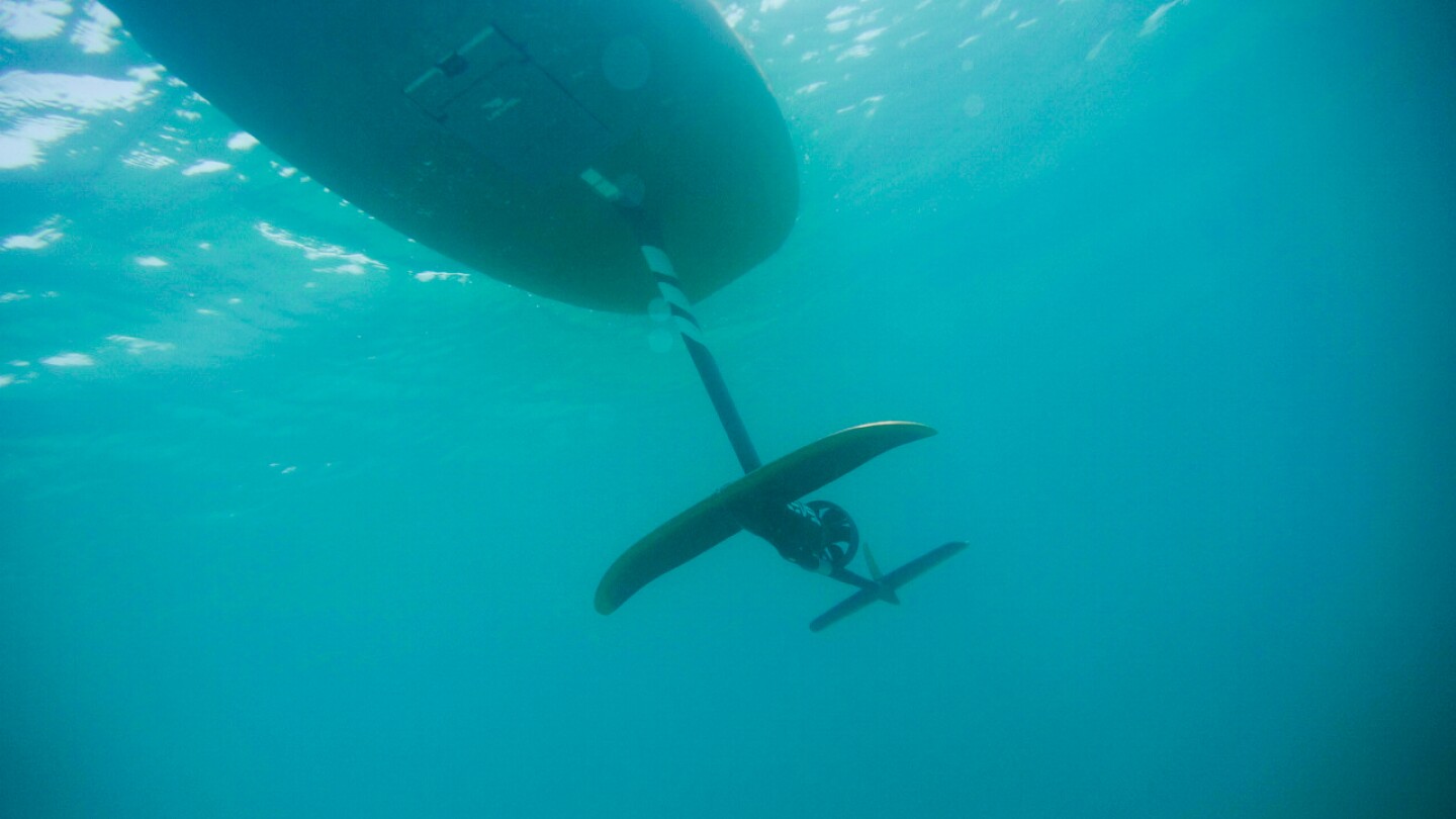 Worldfirst hydrofoil board uses flight computer for onwater stability