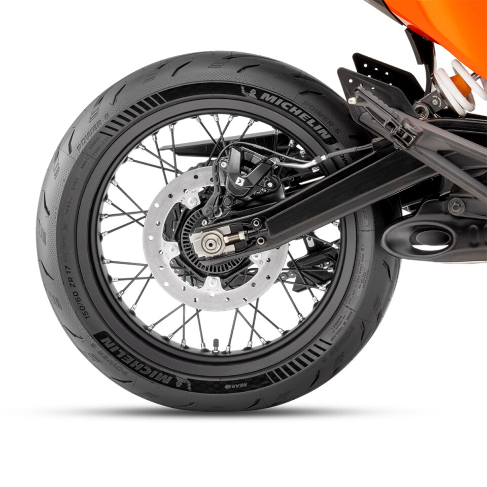The SMC R gets WP Apex suspension in the front and rear, along with ByBre brakes and 17-inch wheels