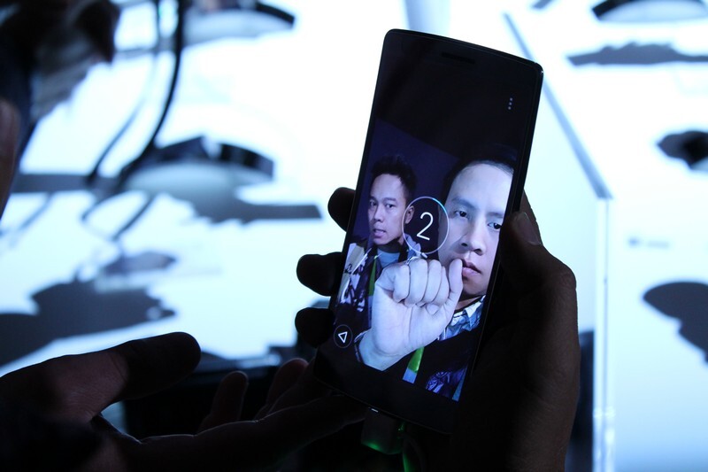 Make a fist to trigger a timer, and strike a pose within three seconds (Photo: Eric mack/Gizmag)