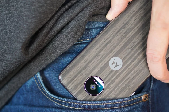 We review the modular Moto Z Droid and Moto Z Force Droid, modular smartphones that are just as high-quality and innovative as they are bold