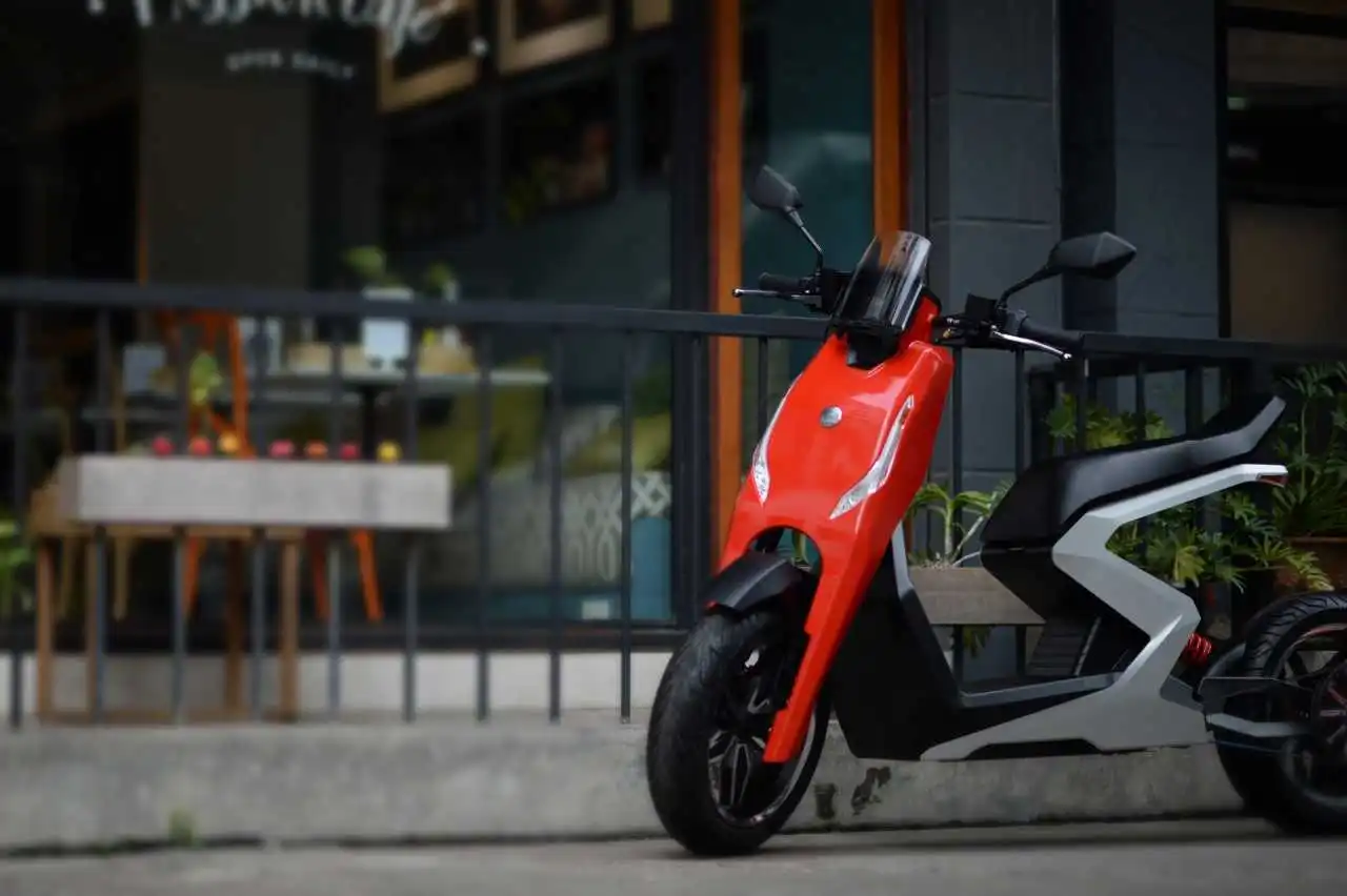 The Zapp i300 electric scooter has a top speed of 60 mph, with a monstrous 587 Nm of torque getting from 0-30 mph in 2.35 seconds