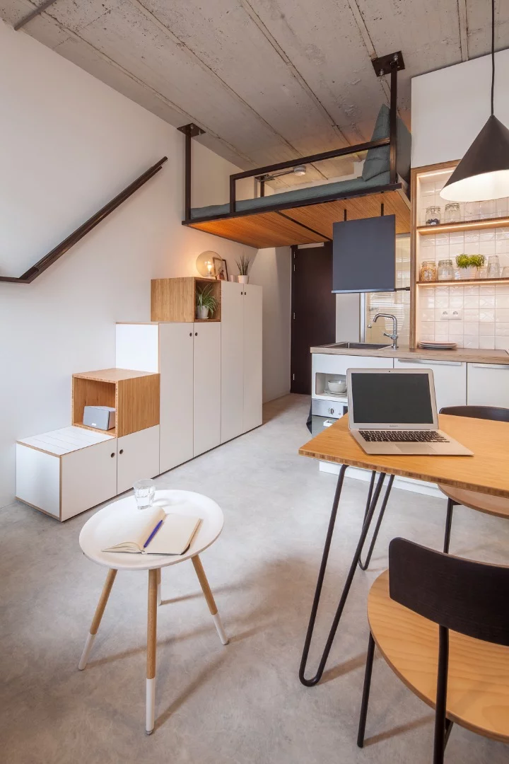 Standard Studio made good use of the tall ceiling available in the former office space to install a tiny house-style loft bed hanging 2 m (6.5 ft) above the floor