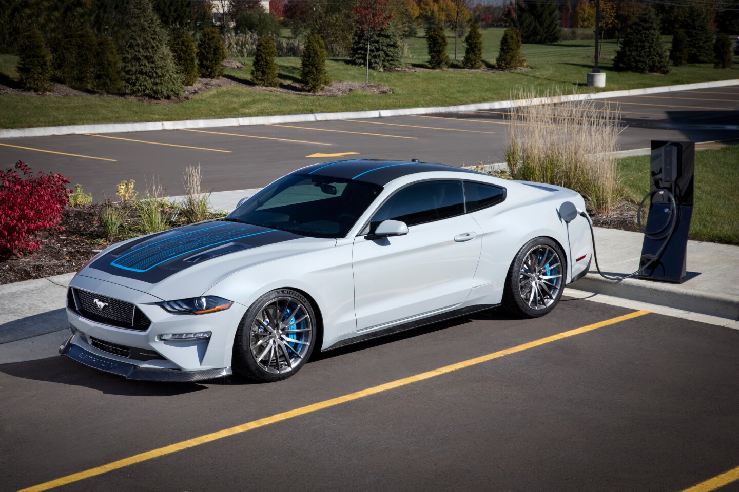 The Mustang Lithium includes a TurboDX charging solution and TurboCord portable charger