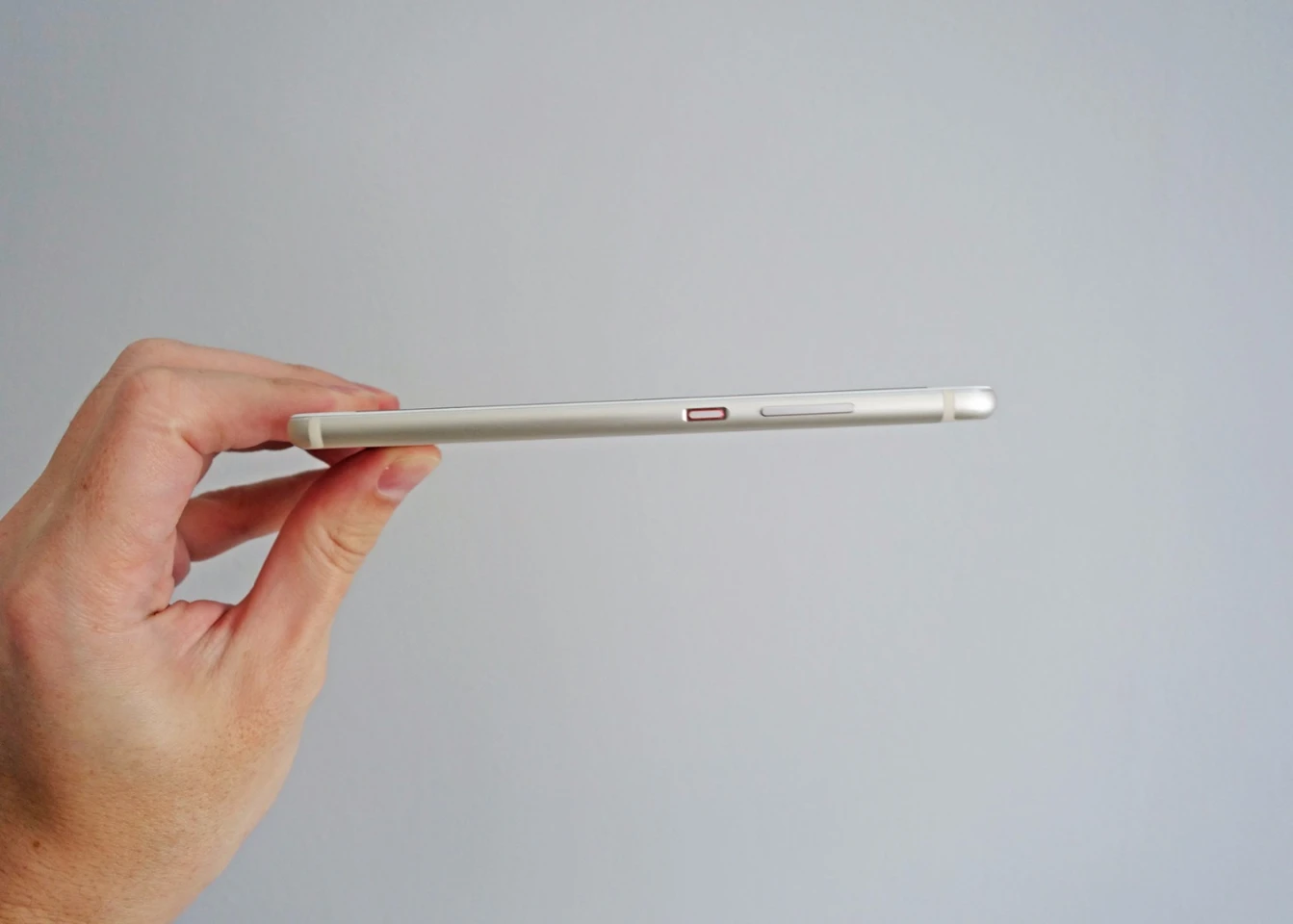 At a mere 7 mm thin, the phone holds its own in the aesthetics department too
