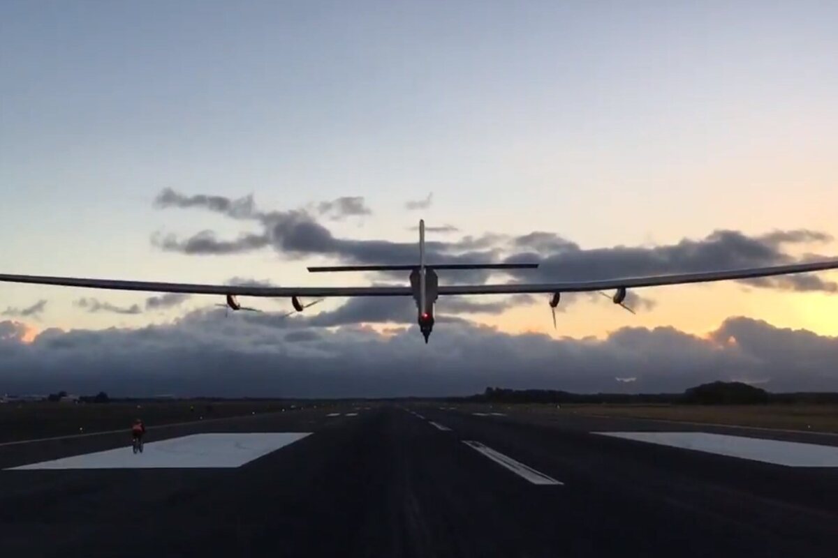 Solar Impulse takes off from Hawaii