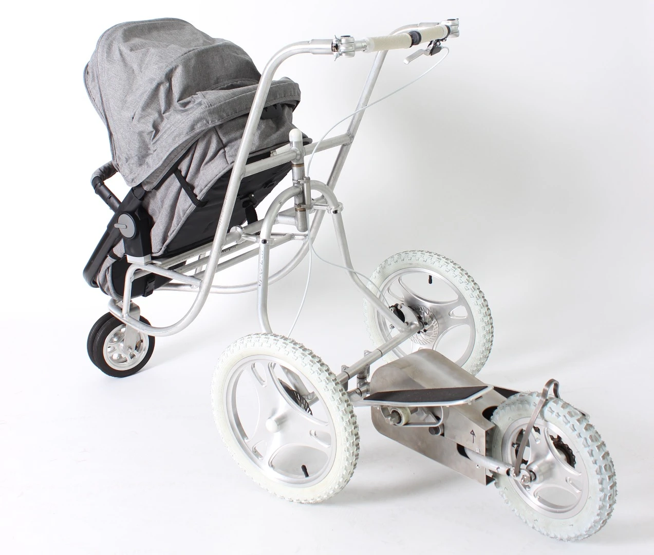 The Elliptical Stroller consists of two main parts – a baby carriage in the front, and an elliptical drive mechanism in the back