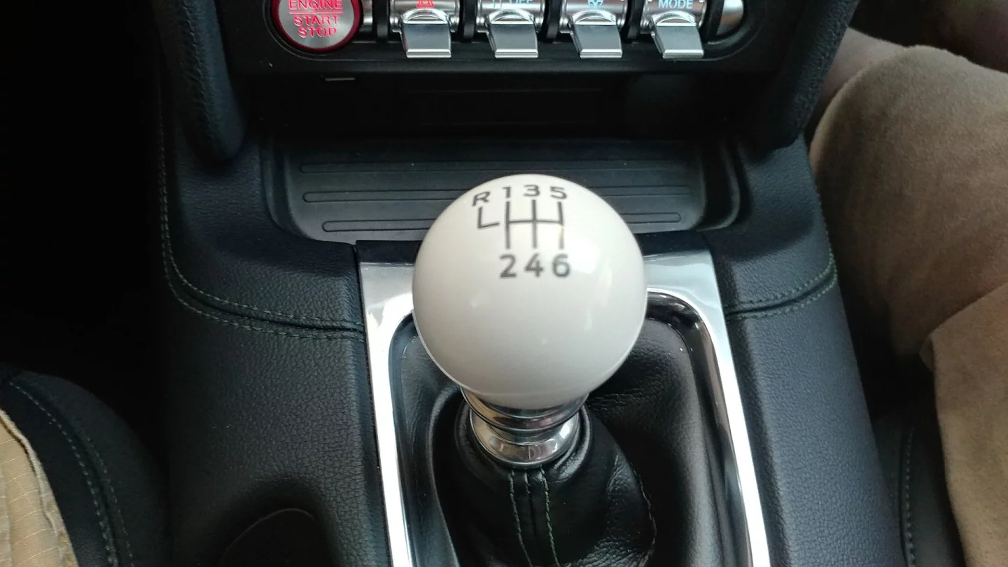The cue ball shifter is awesome. Top right is a toggle switch that changes drive modes.