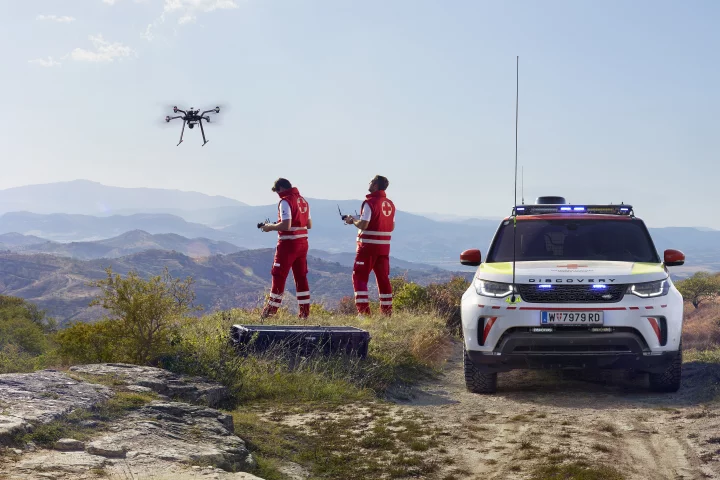 A customized Land Rover Discovery, kitted out with a search-and-rescue drone, has entered active service with the Austrian Red Cross