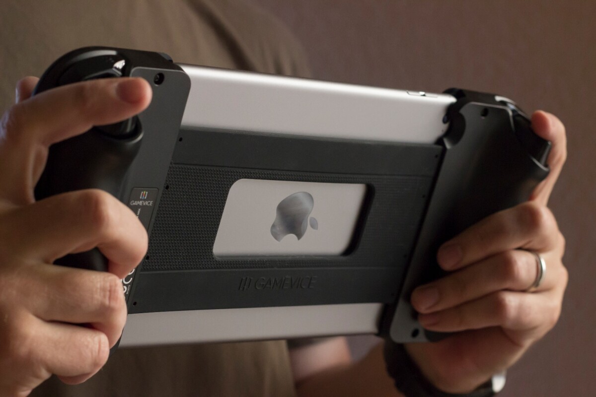 The back of an iPad mini 4 inside the Gamevice accessory