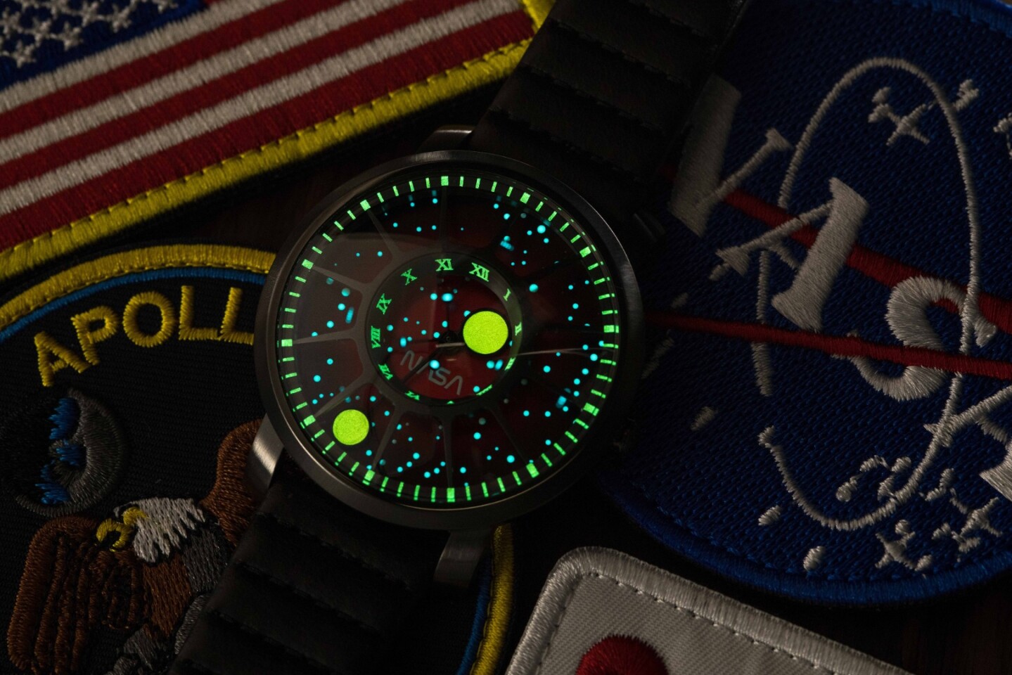 The Trappist-1 NASA Edition watch uses high-quality Super-LumiNova (light-charged luminous material) for the map of the constellations surrounding the Trappist-1 solar system as well as the case markings and arms