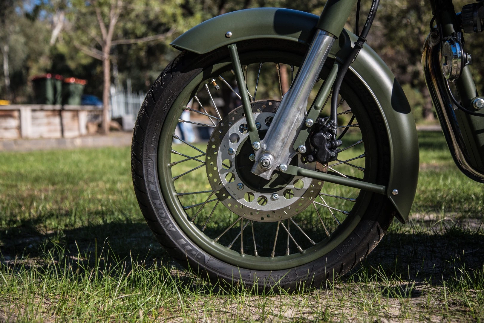 Royal Enfield Classic 500: front wheel features a disc brake