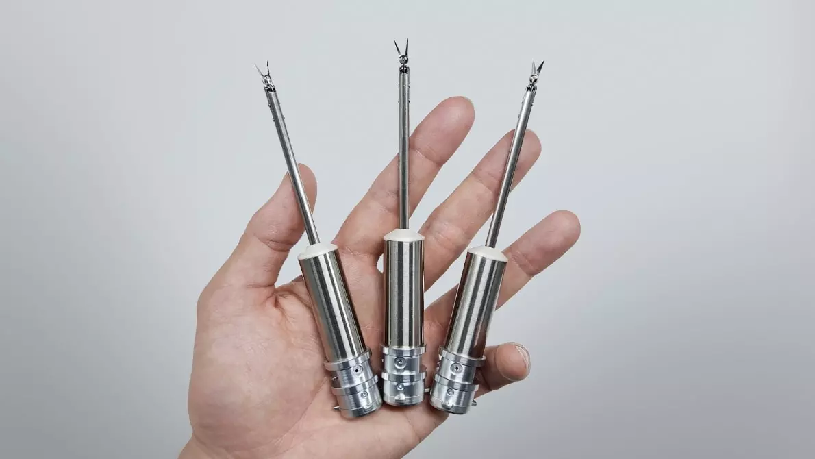 The robot can auto-switch between different tools, returning to the procedure within less than ten seconds