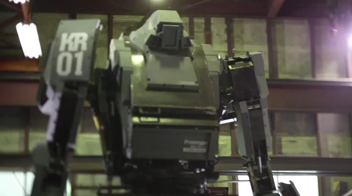 Japanese artist Kogoro Kurata has unveiled a 13 ft (4 meter) tall, 9900 lb (4500 kg) prototype mecha robot called Kuratas