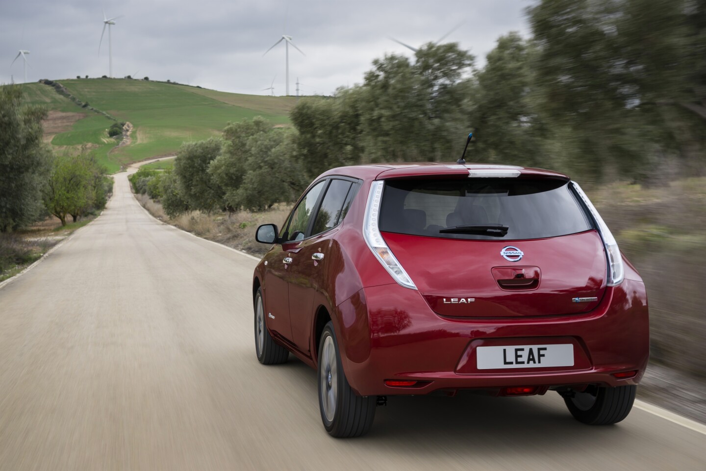 The new LEAF gets an extra 15 miles (24 km) of range