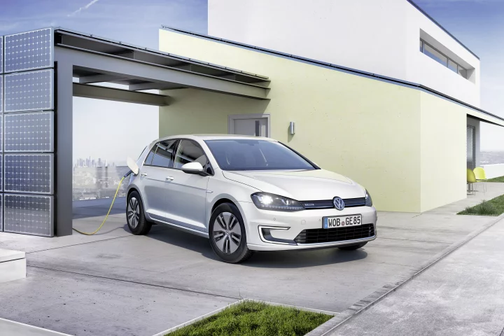 Volkswagen reports a range of 190 km (118 mi) on a single charge (depending on driving styles) with a top limited speed of 140 km/h (87 mph)