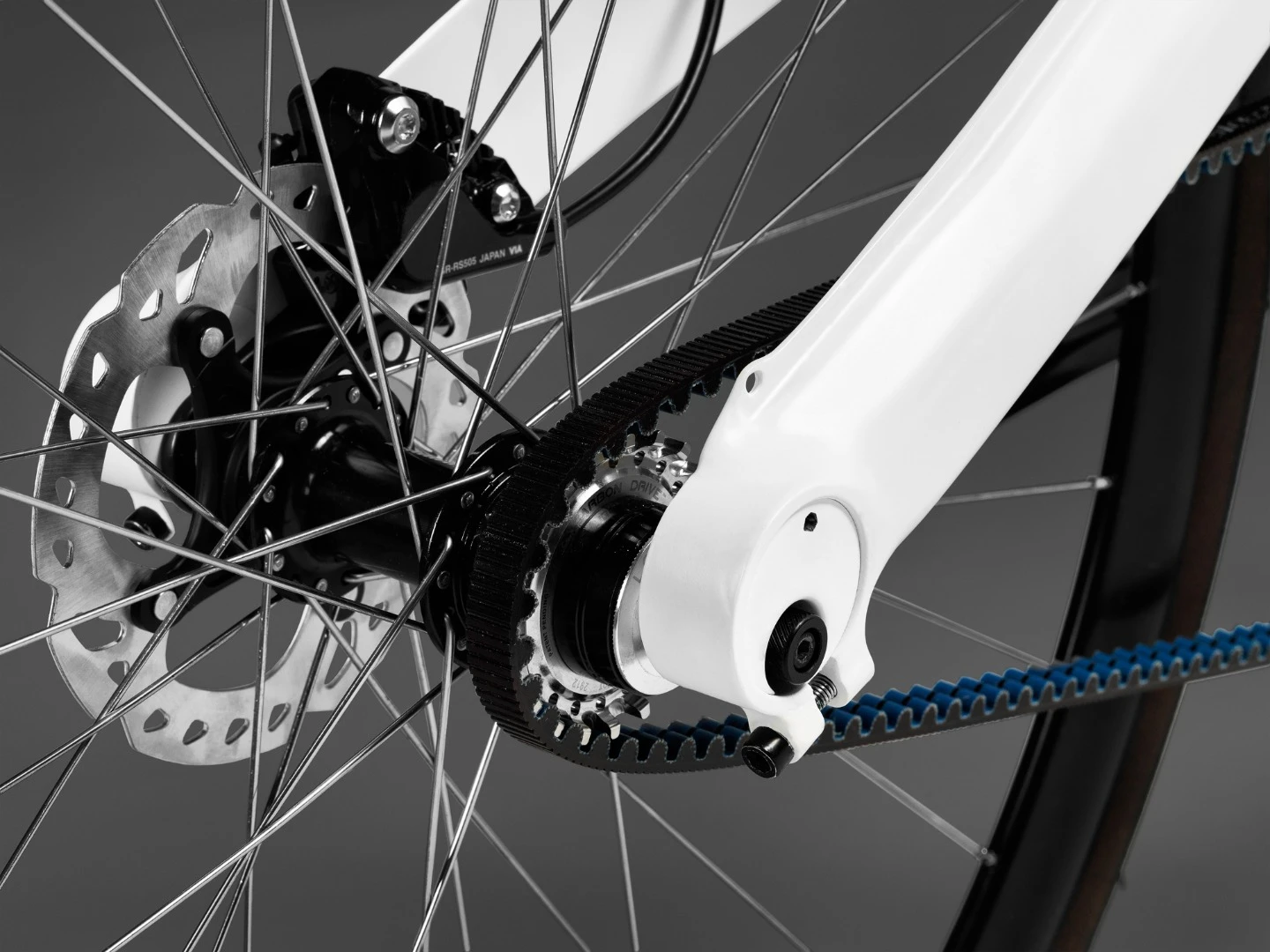 Besides its unique looks, some of the Mokumono's other features include a Gates Carbon belt drive, Shimano 105 hydraulic disc brakes, a Brooks Cambium C17 saddle, and puncture-resistant Continental Grand Prix 4season 32-mm tires