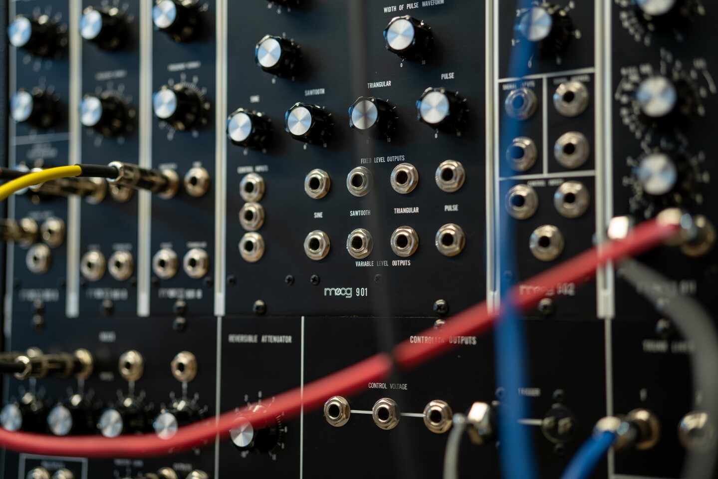 Modules include three 900-series oscillators and a 907 Fixed Filter Bank