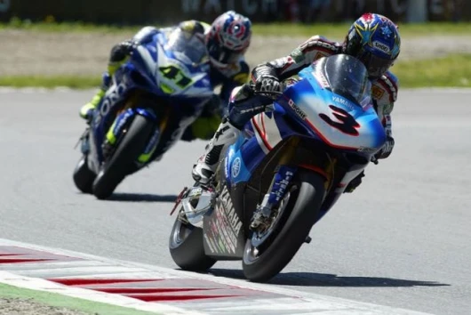 Norick Abe and Noriyuki Haga battle for tenth place in the first race.