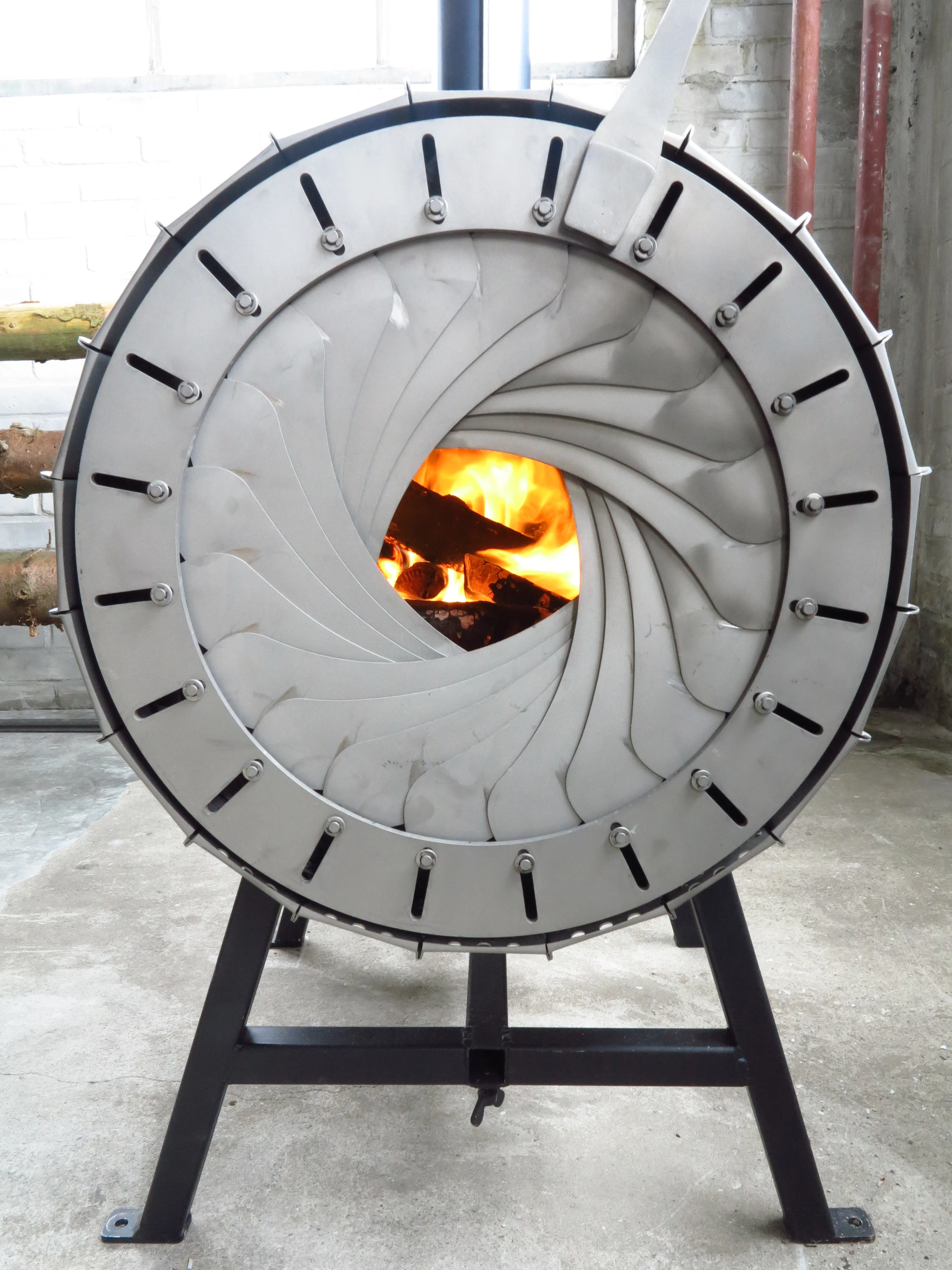 The stove features fireproof concrete bricks on the inside, to absorb and radiate heat
