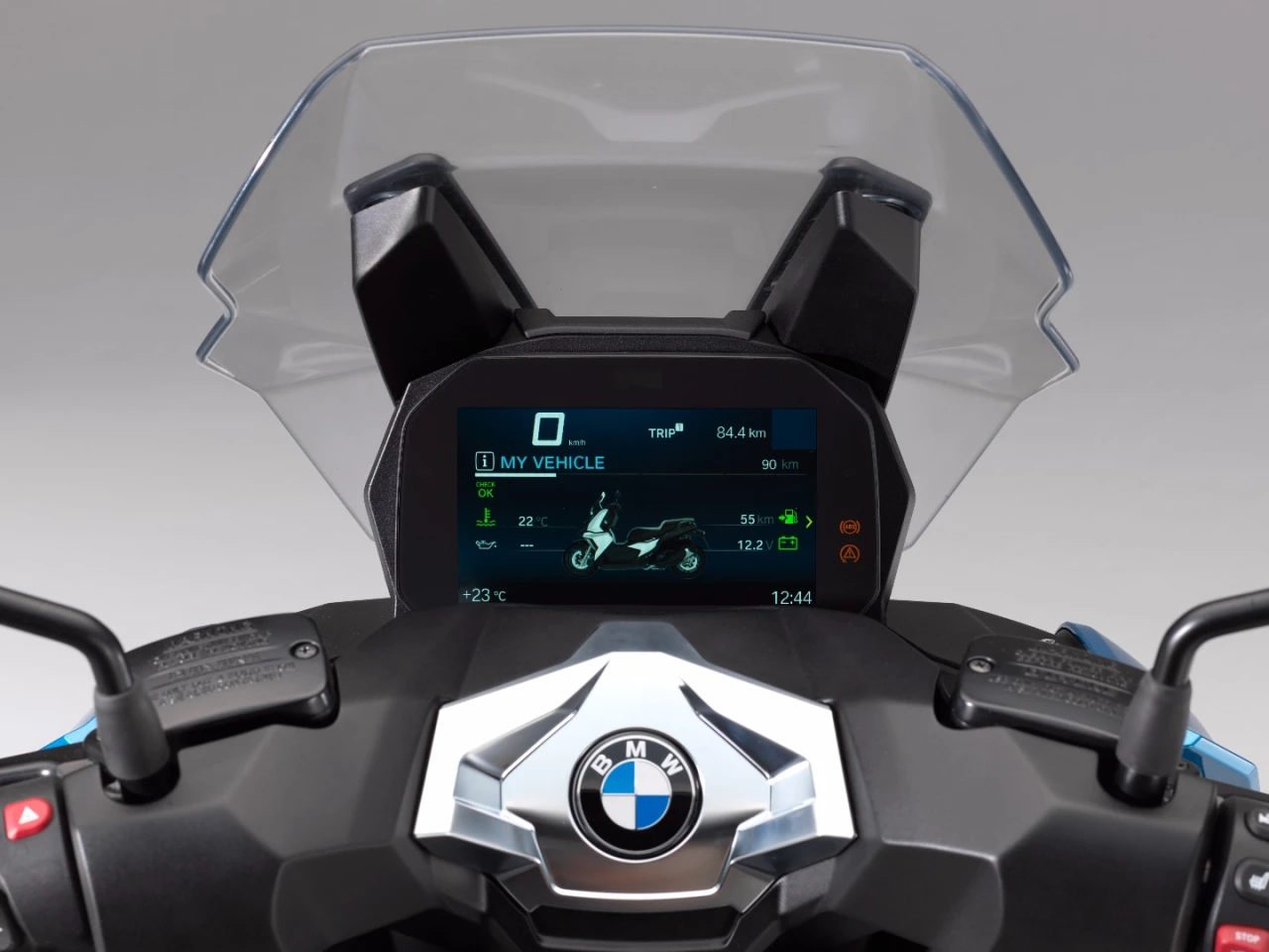 The C400X can be optioned with this funky-looking 6.5-inch full colour TFT display which can be used for media streaming, phone calls and turn-by-turn navigation
