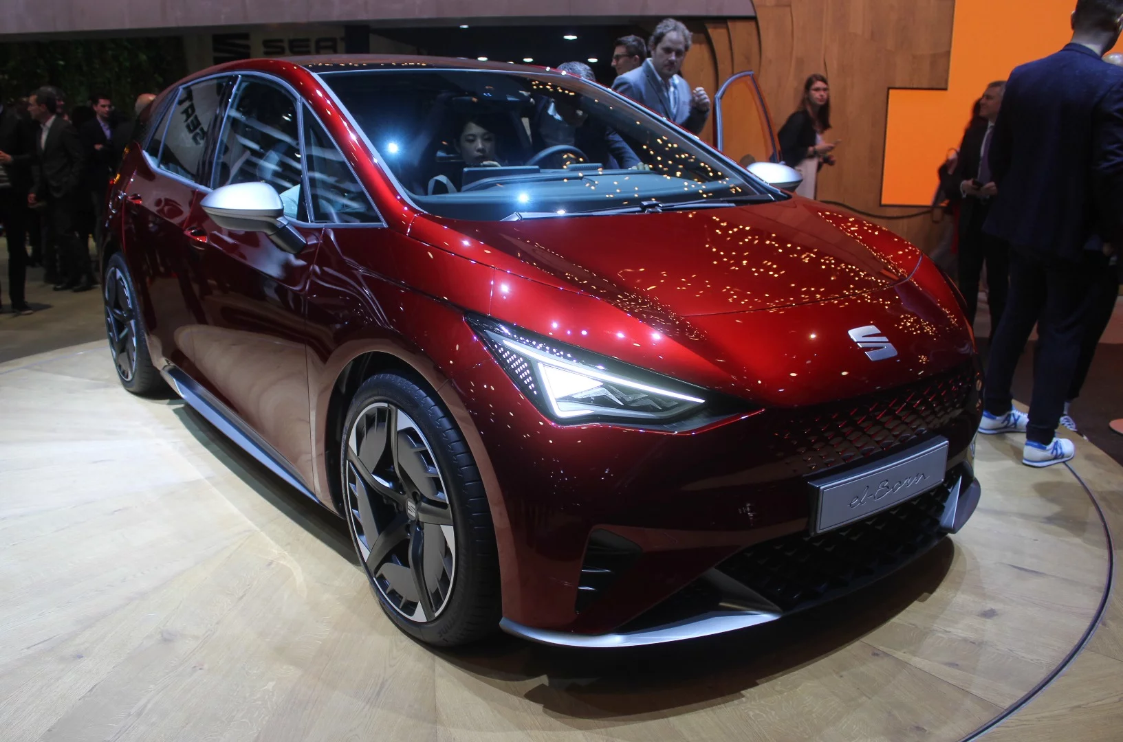 With a 62-kWh battery, the SEAT el-Born gives you up to 200 hp and some 420 km (261 mi) of WLTP range. There's 47 minute fast charging to 80 percent, and it should hit the market in a form similar to this in 2020