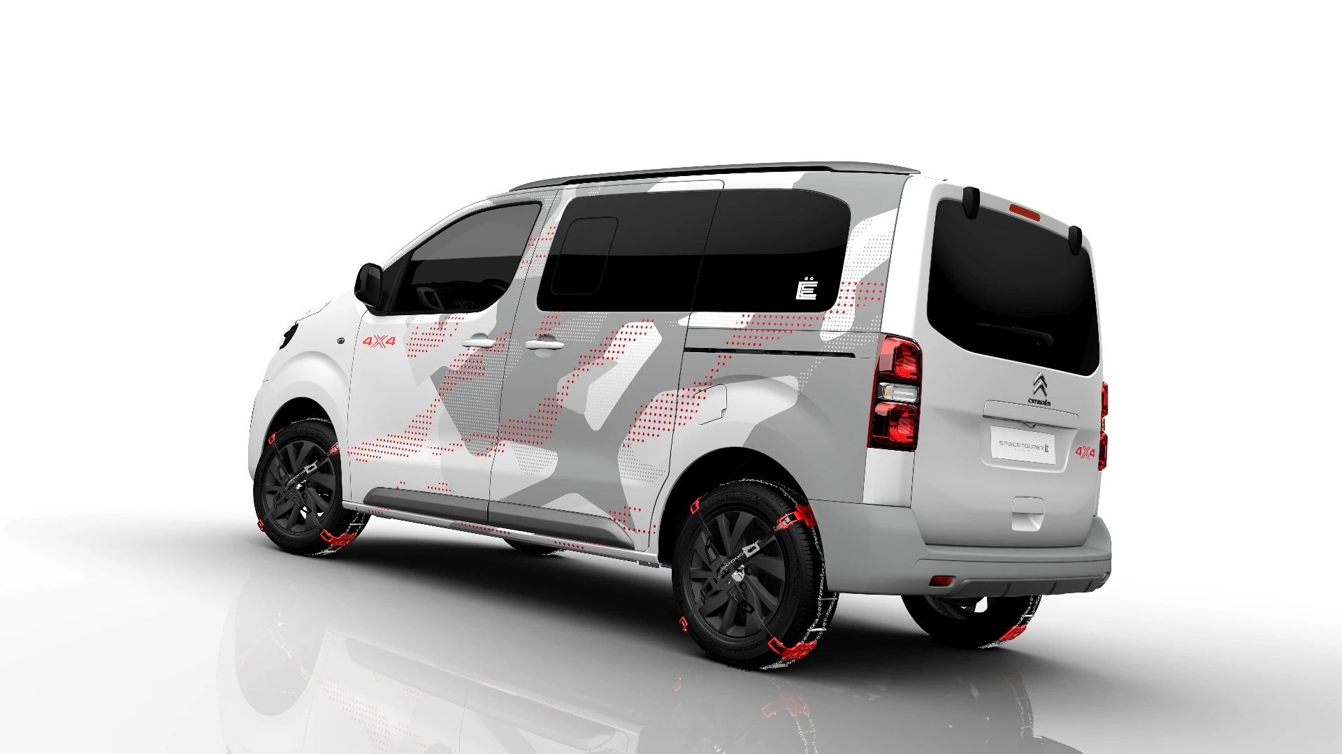 While it's still distinctive, the latest SpaceTourer 4x4 concept blends in far better than last year's SpaceTourer Hyphen