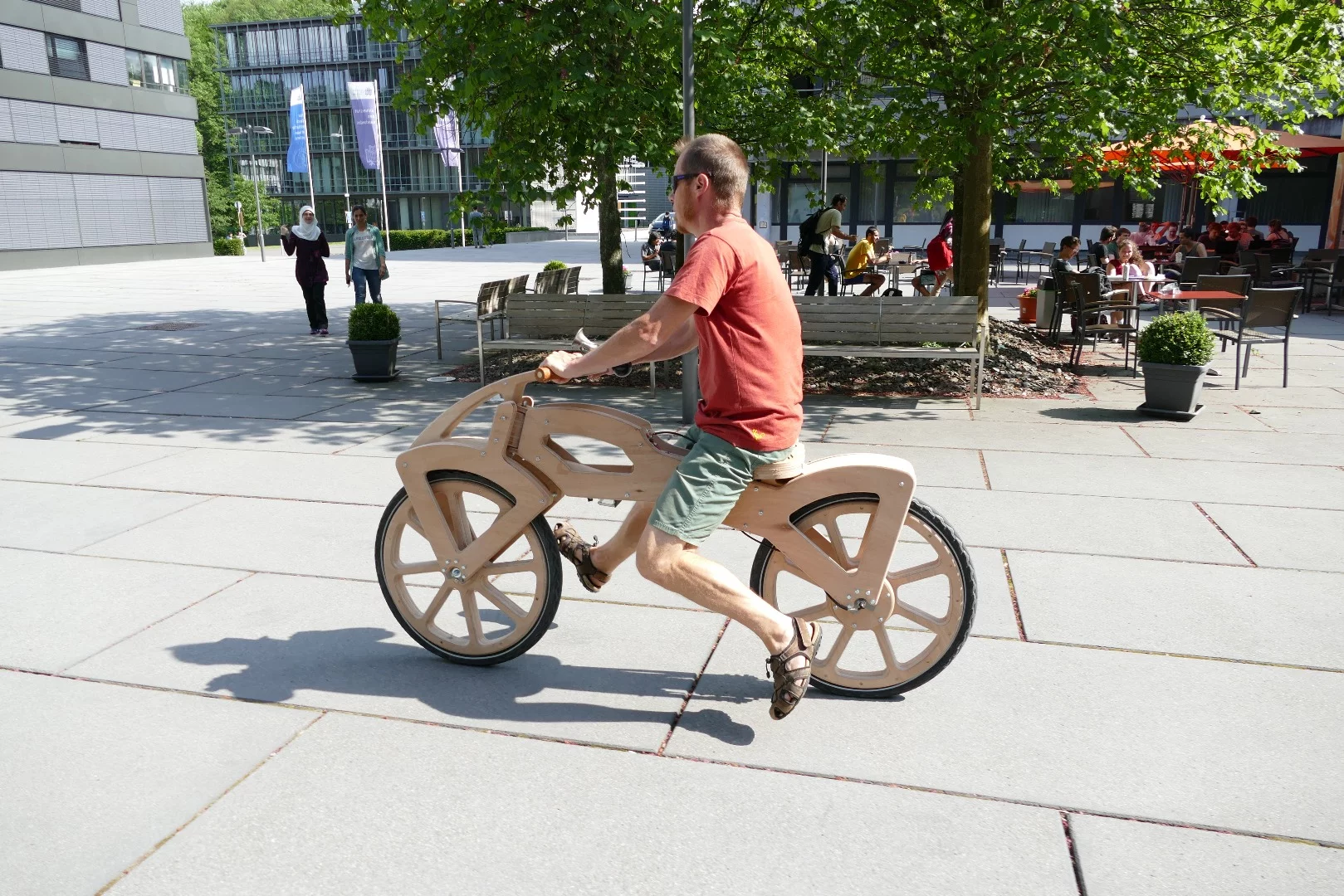 The Draisine 200.0 features a 200-watt rear hub motor, a frame-mounted battery, an accelerometer, a Raspberry Pi microcomputer, and an RPM-measuring magnetic sensor in the rear wheel