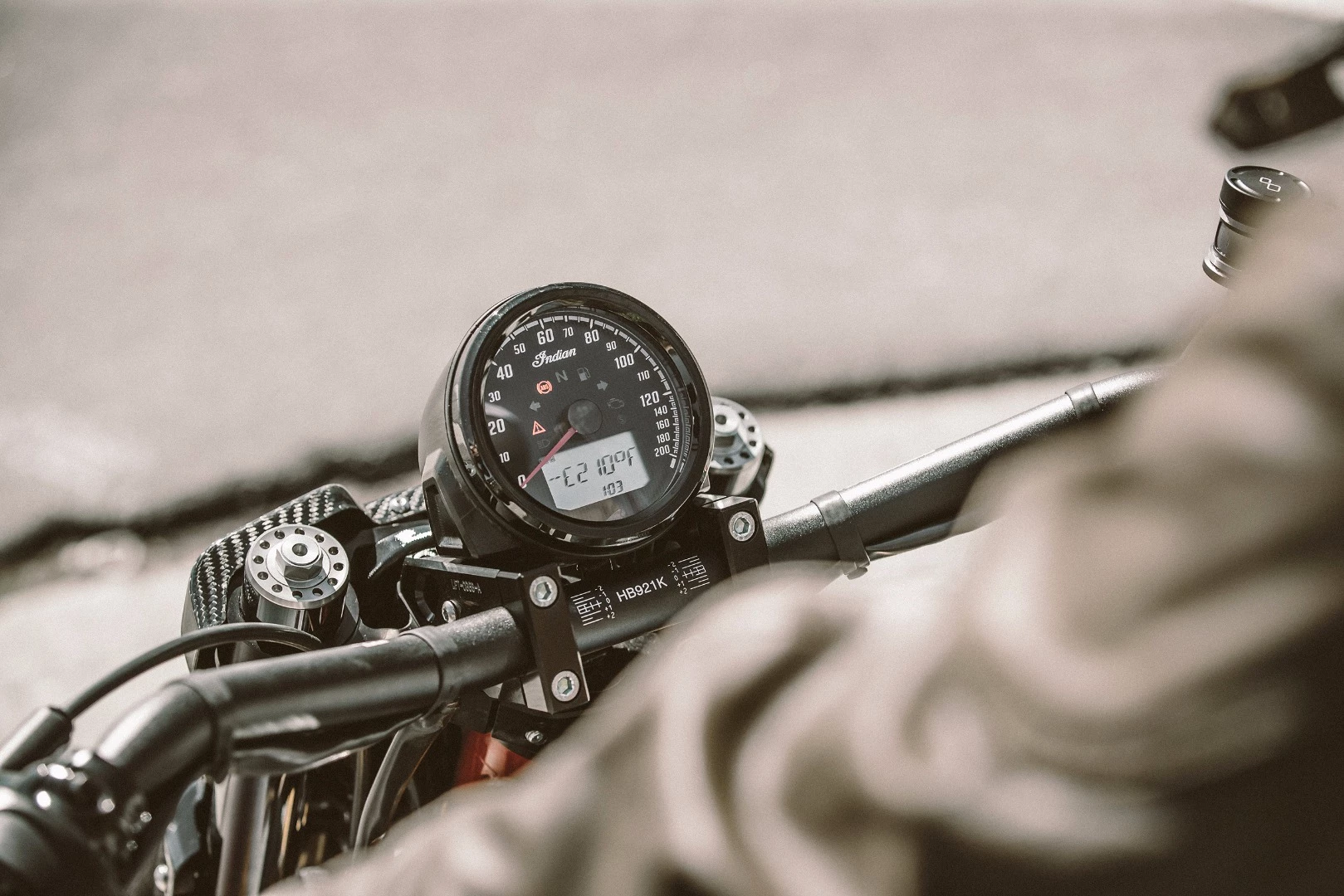 Indian Scout FTR1200 Custom: minimal dash