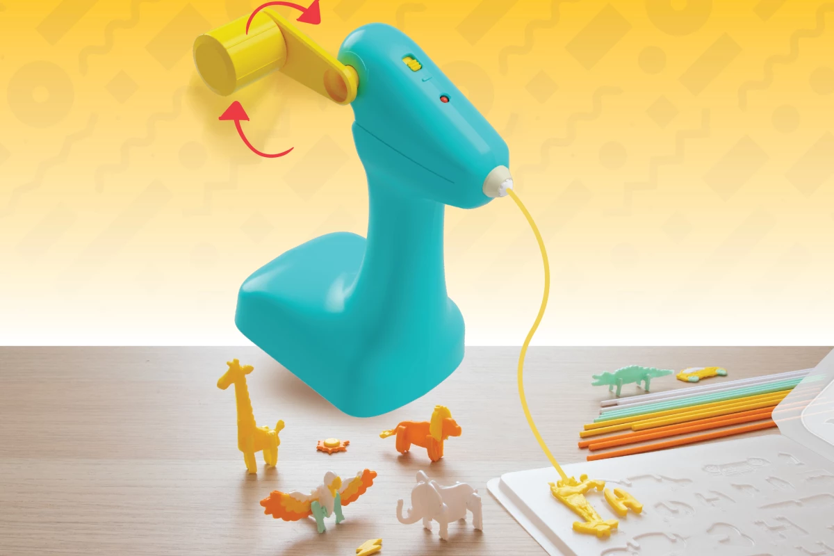 Switch on, feed in a plastic strand, turn the crank and create