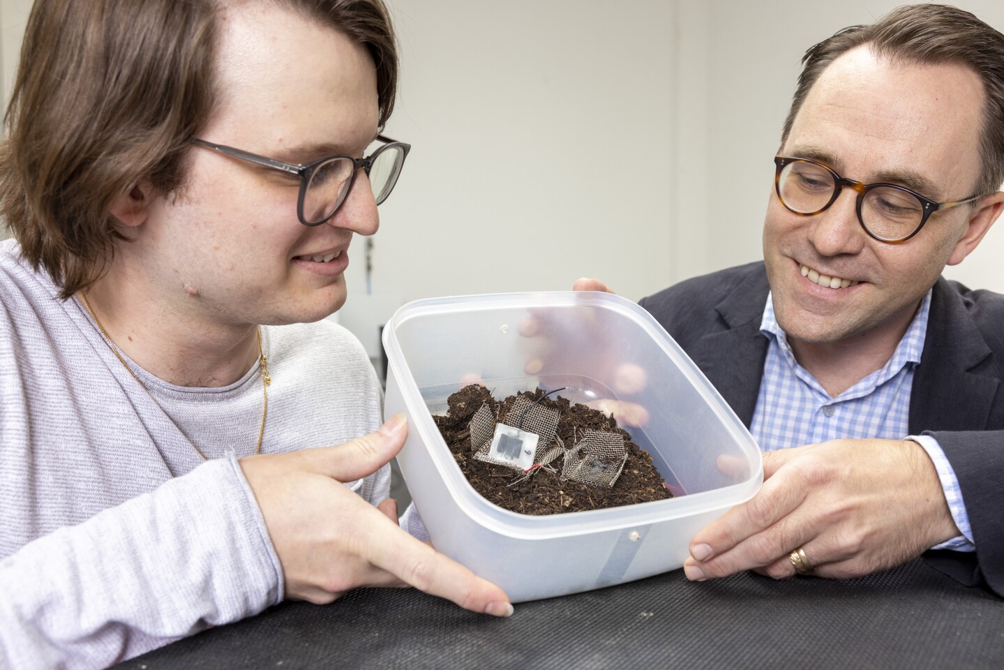 Xavier Aeby (left) and Gustav Nyström, with their mini-capacitor