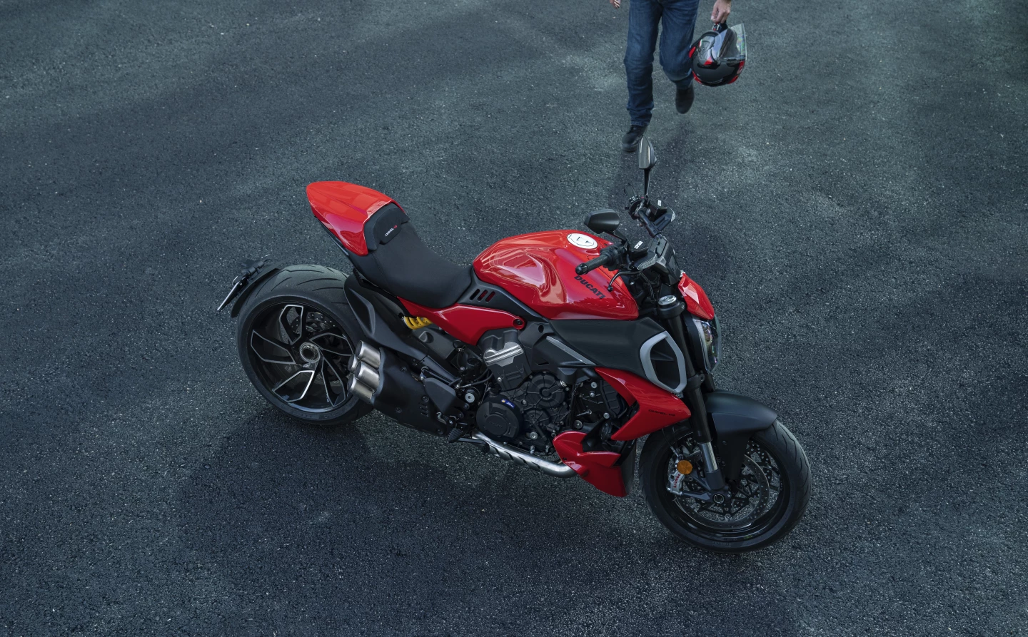 I'm still not sure why every motorcycle company hasn't fired their entire design staff and hired Italians. If Ducati can make this thing look good, they can do anything