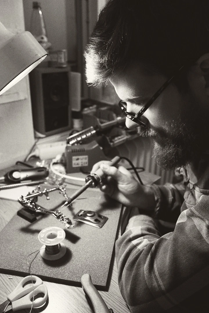 Love Hulten working in his studio