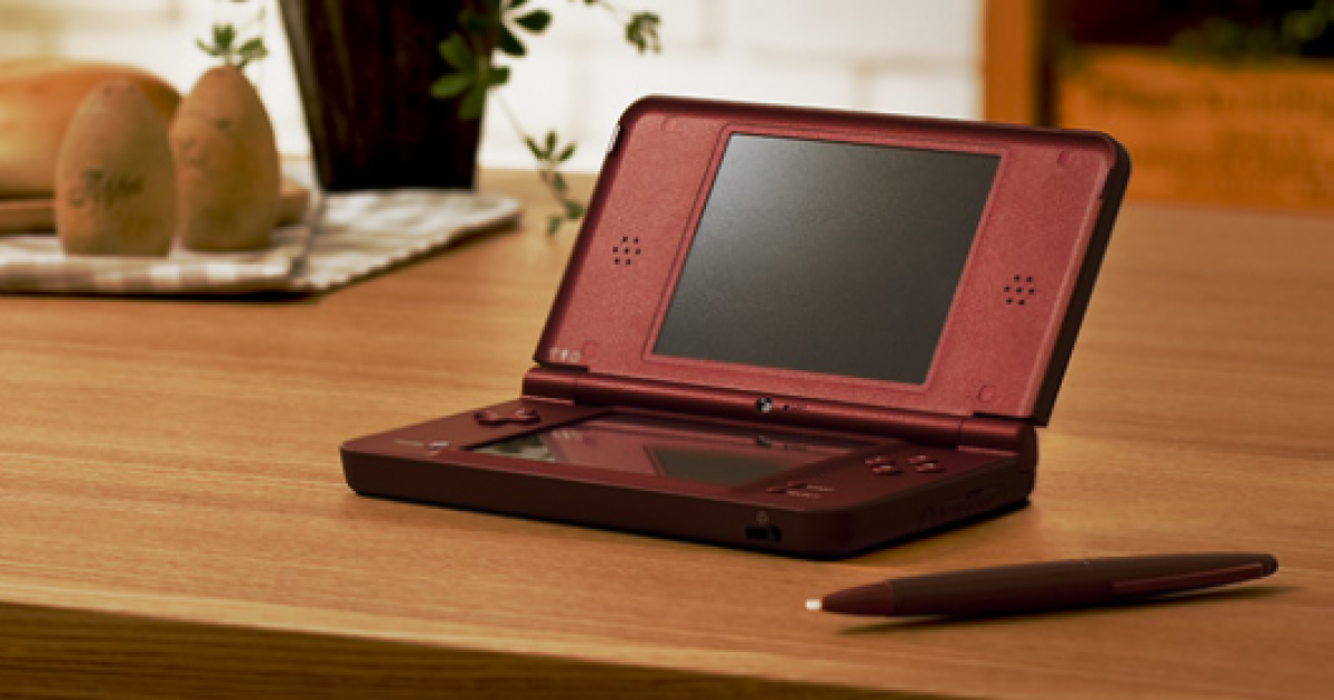 Nintendo DSi LL upgrades to larger screens and stylus