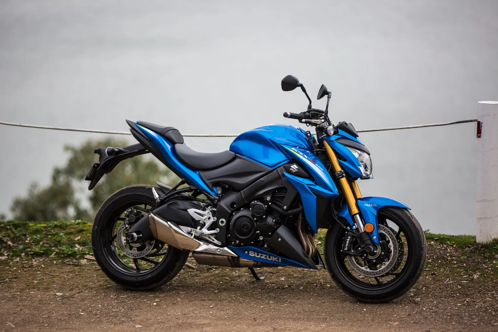 Suzuki GSX-S1000: shoulder lightning bolt details are echoed on the headlight surround