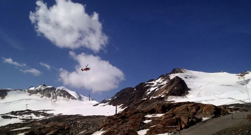 Large building components where delivered by helicopter to the base site before being brought to the summit via a cable pulley (Image: Pitztaler Gletscherbahn)