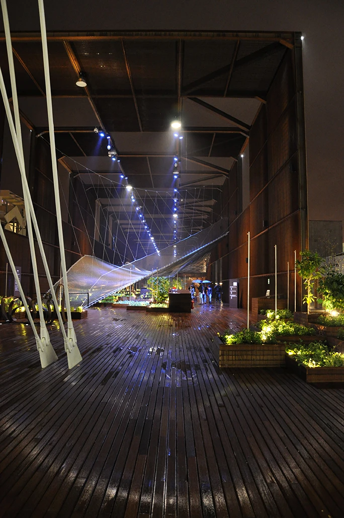 The Brazilian Pavilion uses the metaphor of a network, in terms of flexibility, fluidity and decentralization