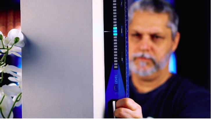 The LumiLevel can be used vertically or horizontally