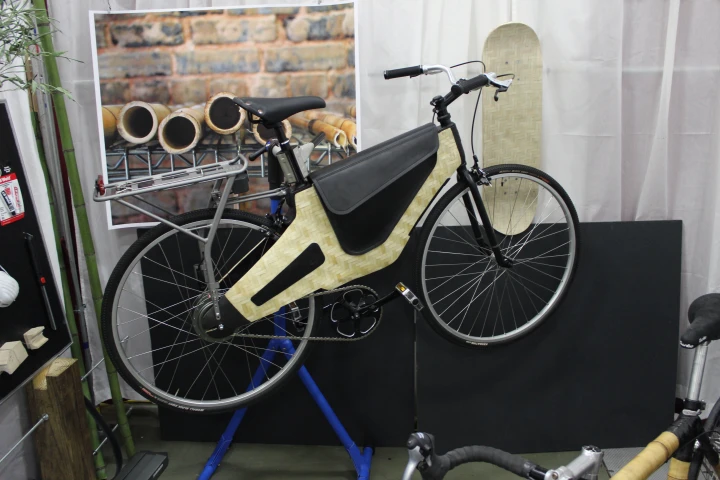 The bamboo/balsa composite-framed Bamboost by HERObike (Photo: Ben Coxworth/Gizmag)