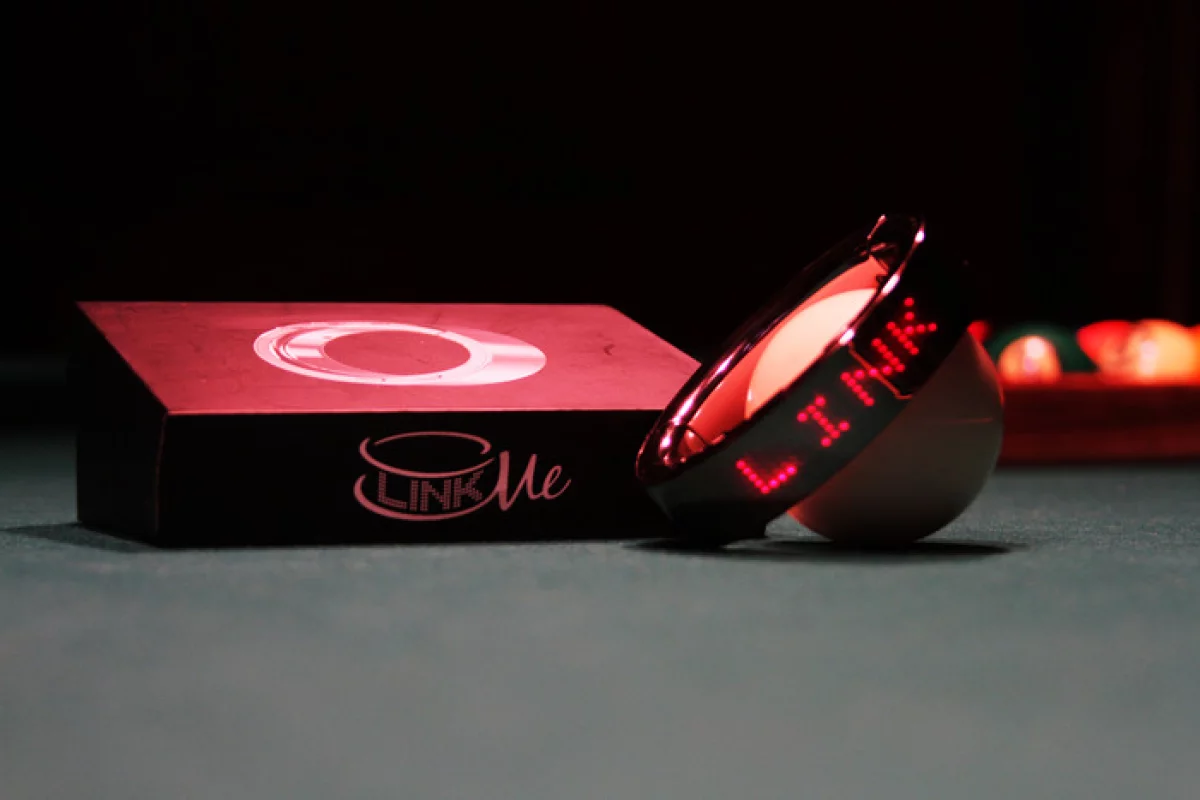 The LinkMe bracelet displays SMS, Facebook or Twitter messages