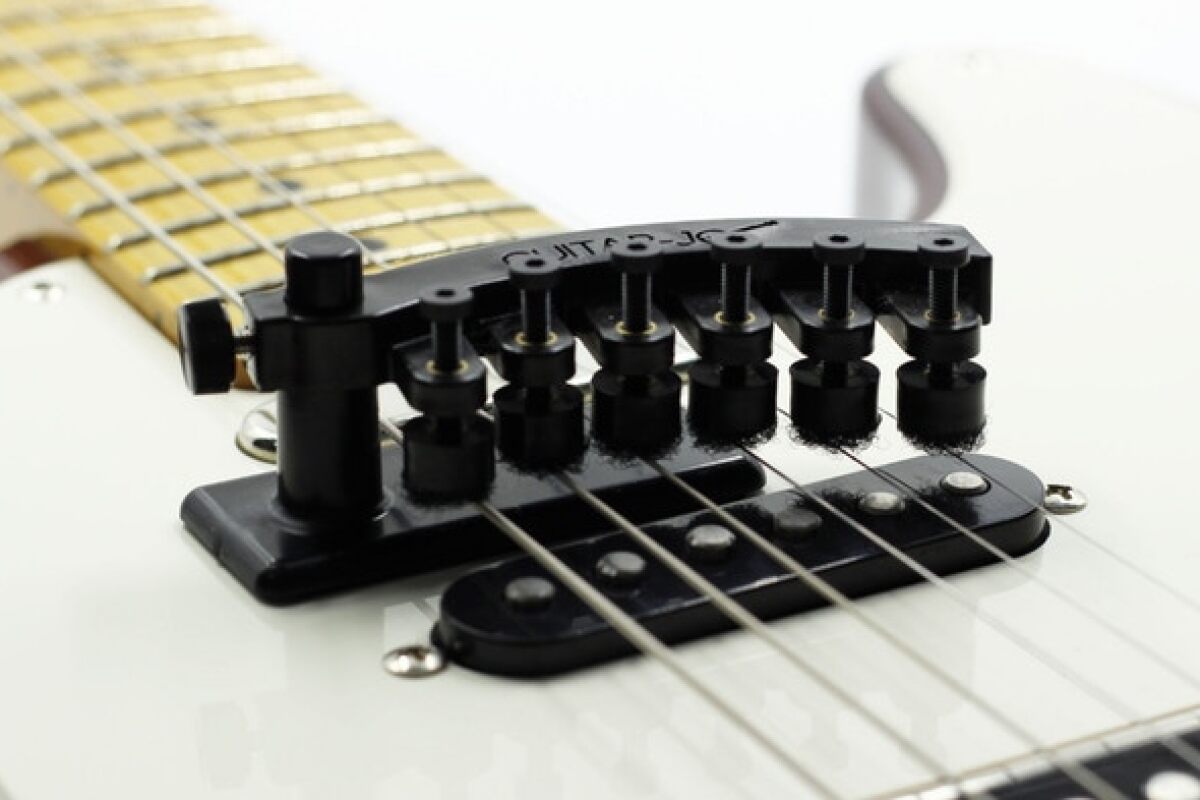 String muffler turns electric players into banjo pickers