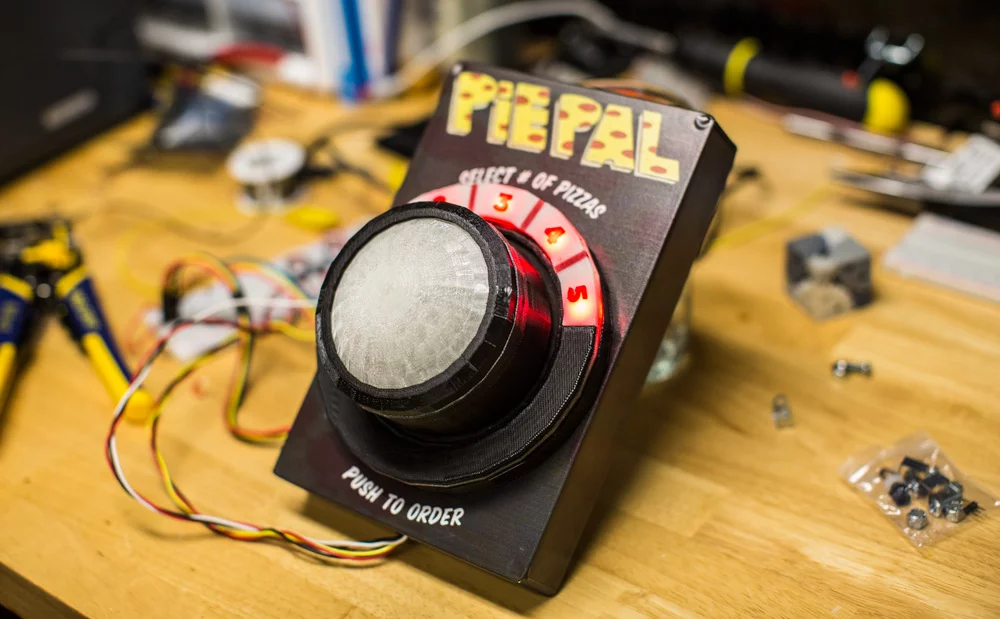 To place an order with the PiePal, users just turn the dial to select the number of pizzas they want and press the big button in the center
