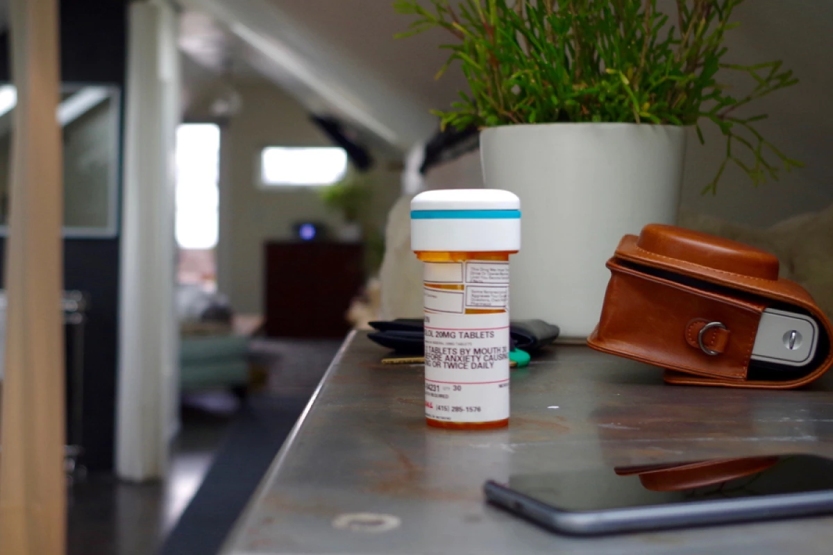 Pillsy uses a smart cap to track dosages